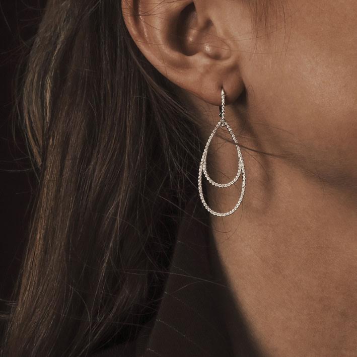 Ellipse No.1 diamond earring show casing on ear